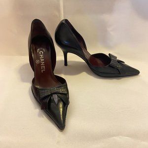 Vintage Chanel Pointed Toe Black Classy Heels with Bow. May need heel repair.